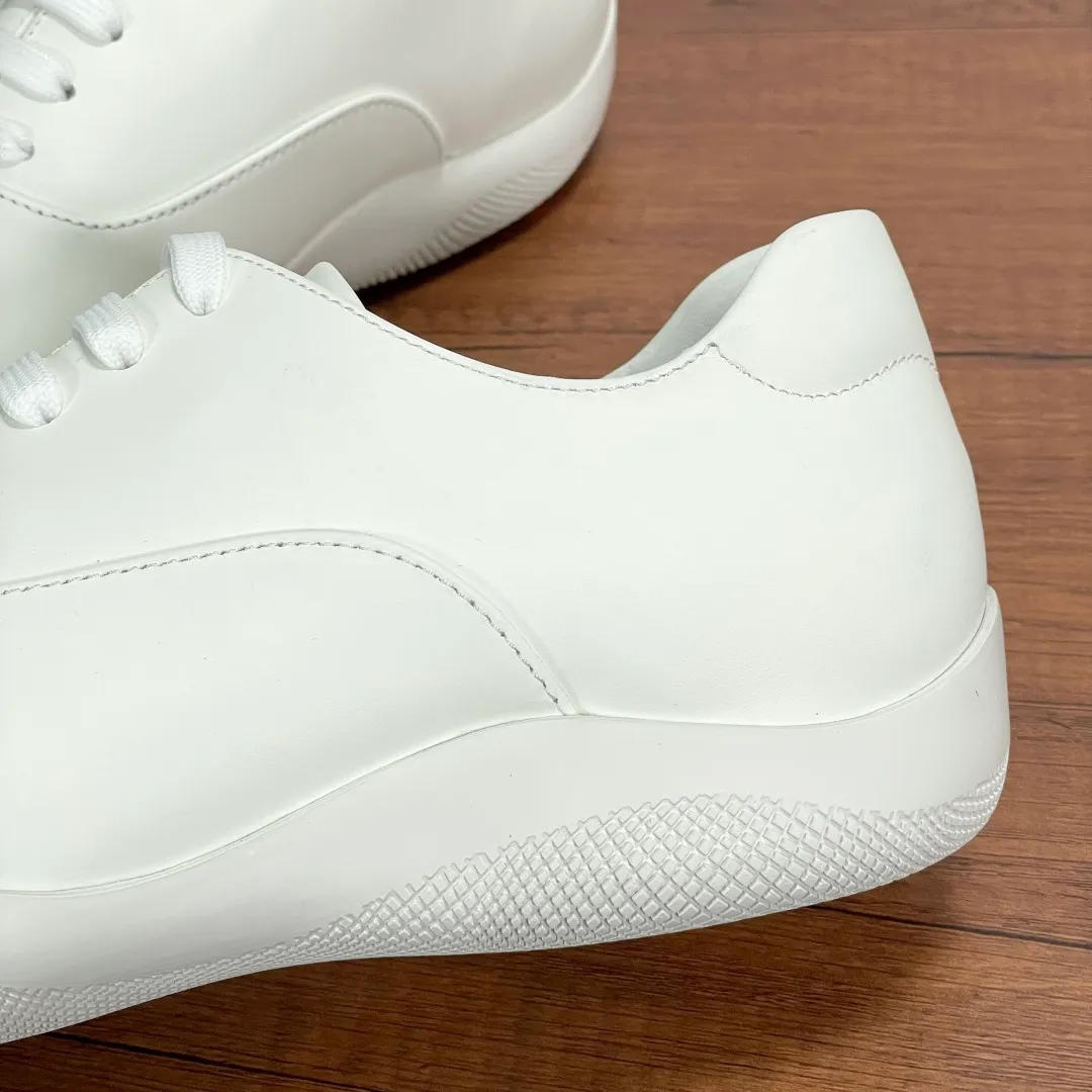 💰720 Code: YS003342 Prada/Prada men's new leather sneakers. This sneaker is made of imported calf leather, with a two-jointed Oxford shoe upper design, inspired by classic aesthetic concepts. Equipped with 3.5cm iconic red label lightweight elastic rubber soles, fabric and cowhide mixed lining, and silk-printed logo cowhide foot pads. The style is versatile and durable, comfortable and breathable, and comes with a full set of original packaging dust bags! Size: 39-40-41-42-43-44 Standard leather shoe size (45 can be customized but returns and exchanges are not supported) Item number: 4E0770 White